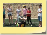 Zajęcia sportowe. Na początku każdy próbował sił w odbijaniu piłki na czas, ale w jaki sposób?!