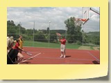Kolejna konkurencja to próba sił z piłeczką do tenisa, rakietą i koszem